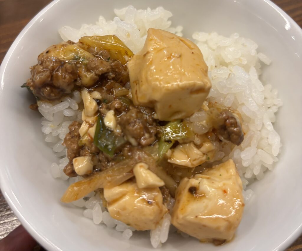 ご飯の上に残った麻婆豆腐を乗せた写真