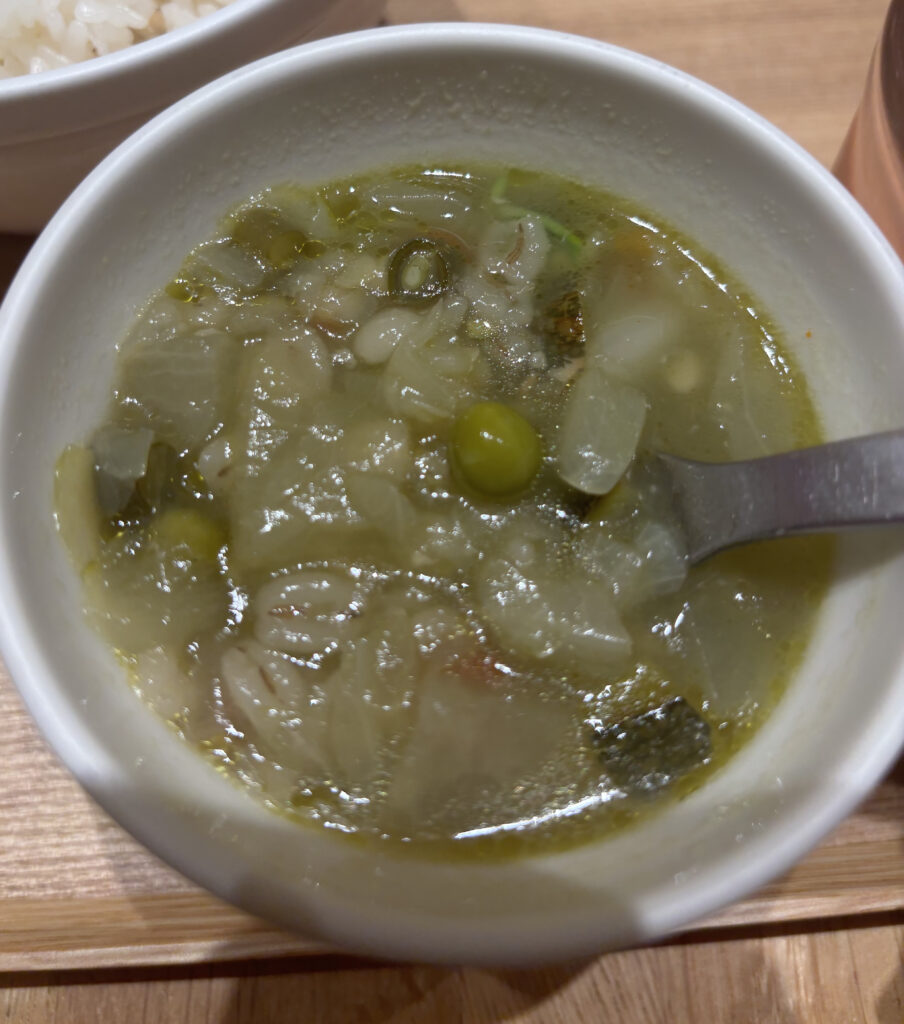 スープストックの緑の野菜のミネストローネ