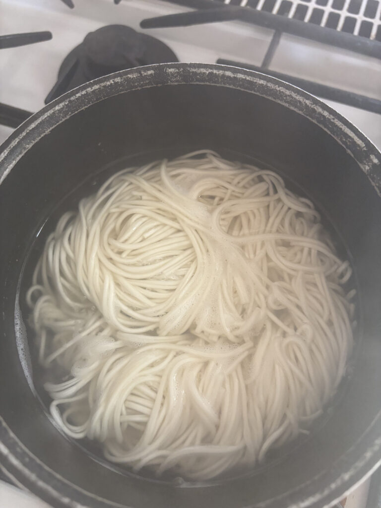 カルディで買った台湾の汁なし坦々麺「ラオマーパンミエン（老媽拌麺）」の麺を茹でている画像