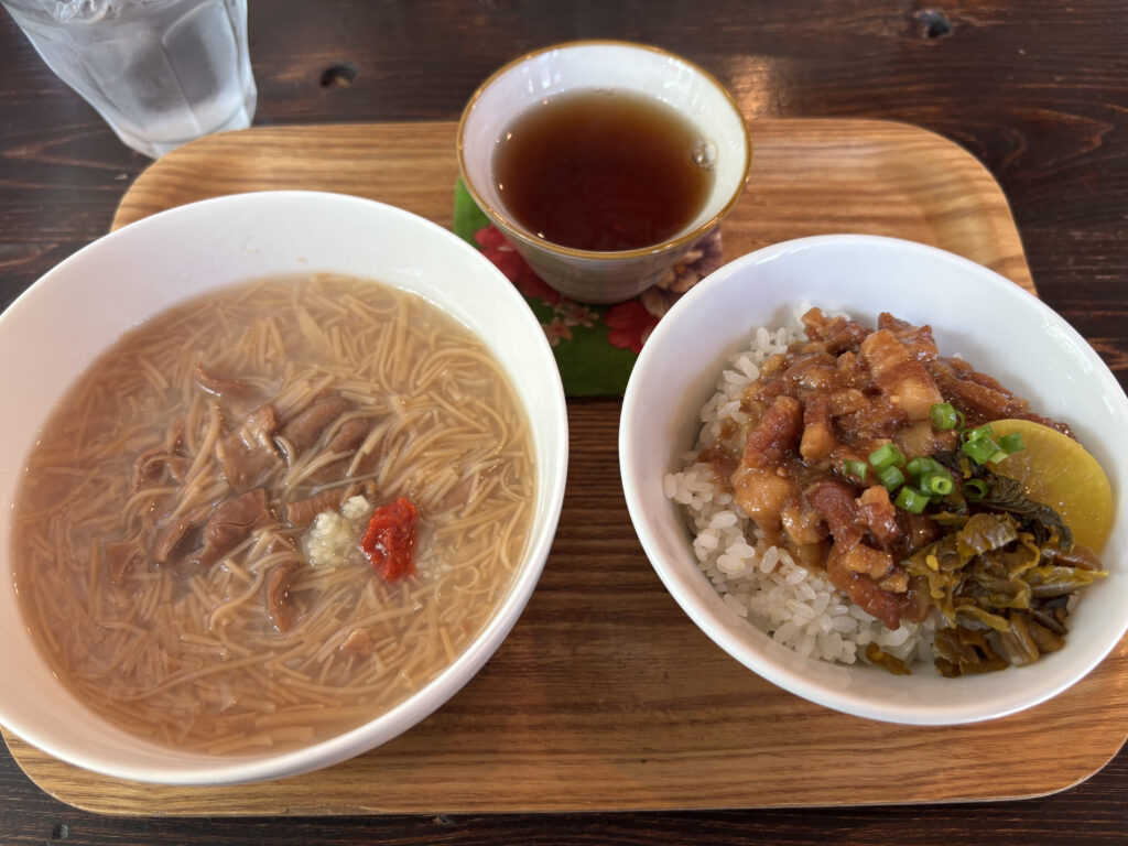 台湾茶房e~oneの麺線＆ルーローハンセット