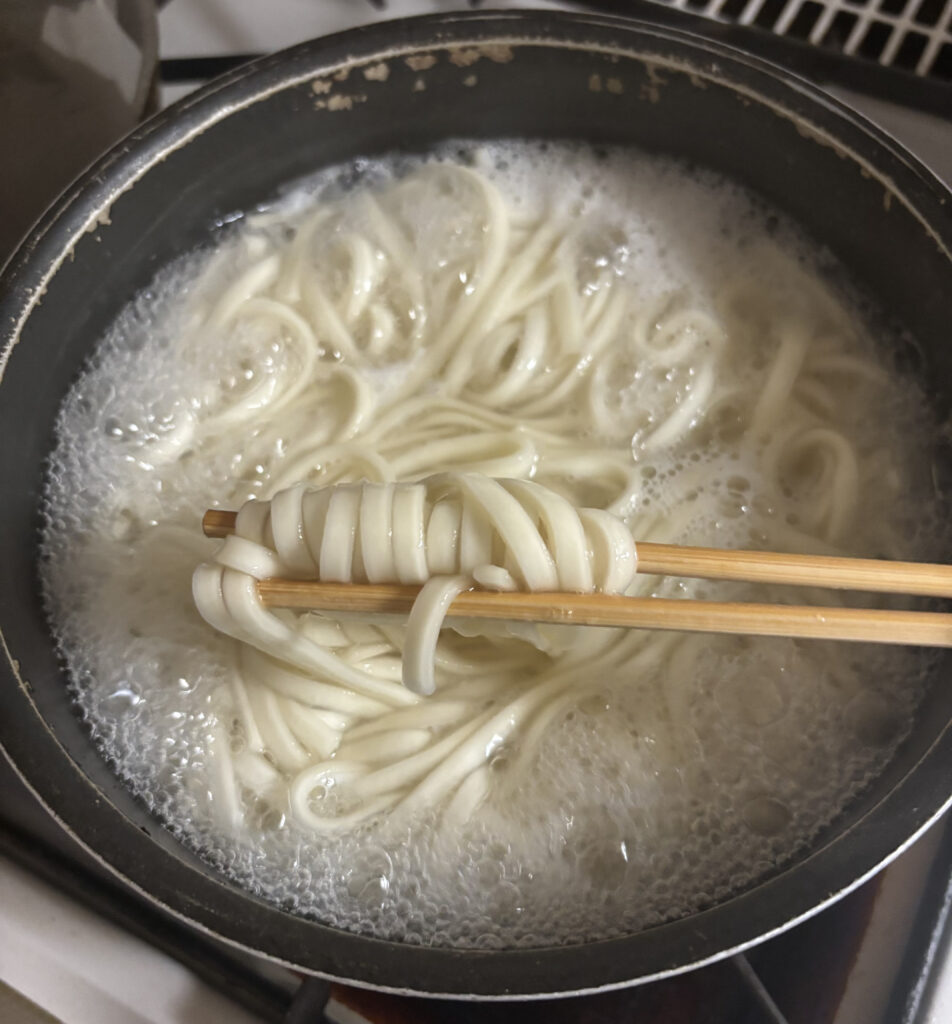 讃岐物産「うどん県のうどん」の麺を茹でている画像