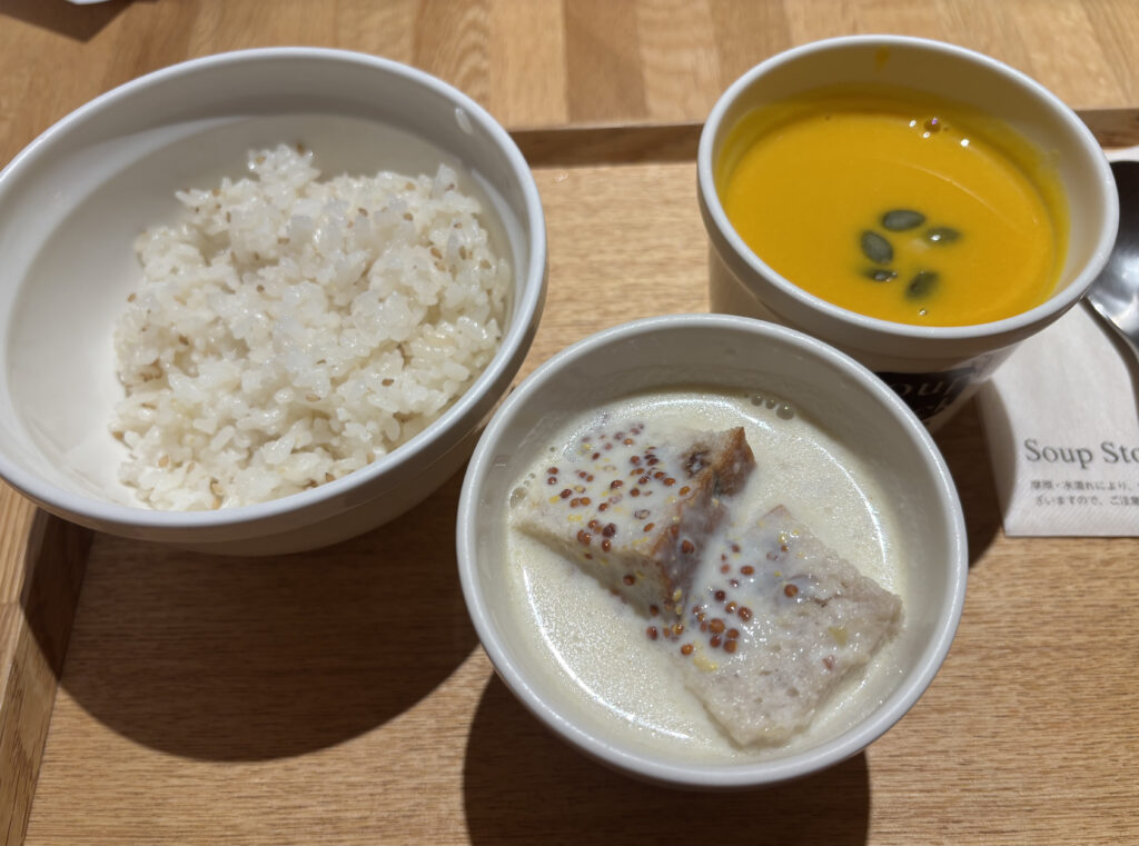 スープストックトーキョーで頼んだものの写真
（フェルメールの”牛乳を注ぐ女”のスープ・北海道産かぼちゃのスープ）