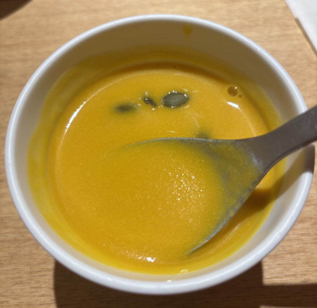 スープストックトーキョーの「北海道産かぼちゃのスープ」をすくっている画像