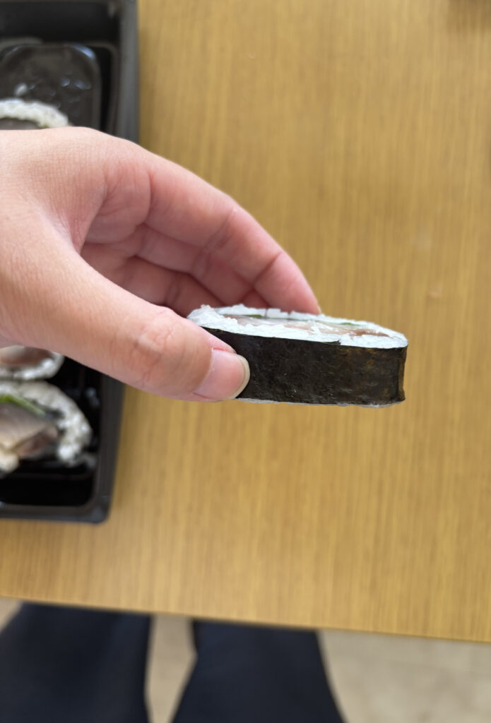 ヤオコーの鯖寿司を横から見た画像