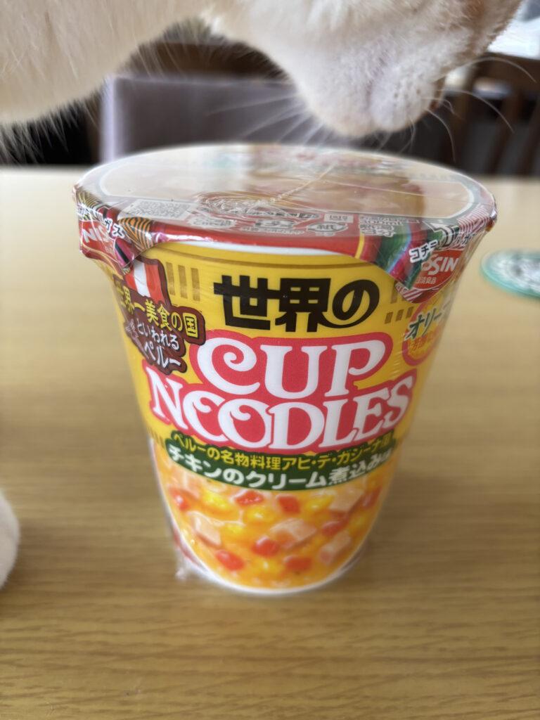 世界のカップヌードル「ペルー風チキンのクリーム煮込み味」のパッケージ