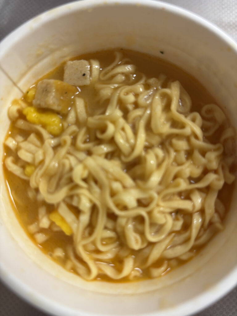 世界のカップヌードル「ペルー風チキンのクリーム煮込み味」の完成品