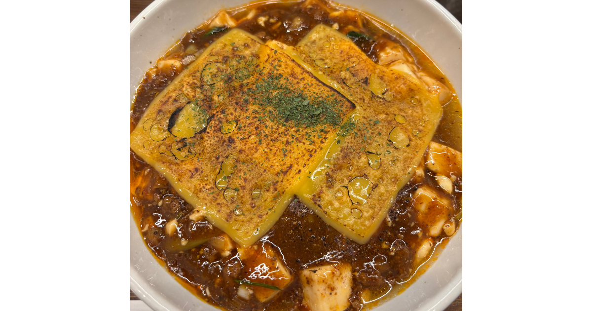 タイトル画像：Tiktokで⾒つけた蝋燭屋の焼きチーズ⿇婆麺がビジュアルも味も最⾼だった件